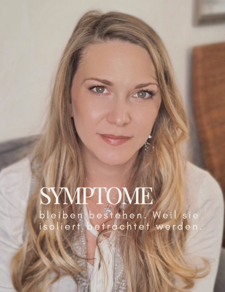 Frau mit langen, blonden Haaren, schaut direkt in die Kamera, Schriftzug unten.