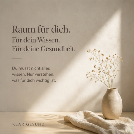 Blumenvase auf einem Tisch mit inspirierendem Text im Hintergrund.