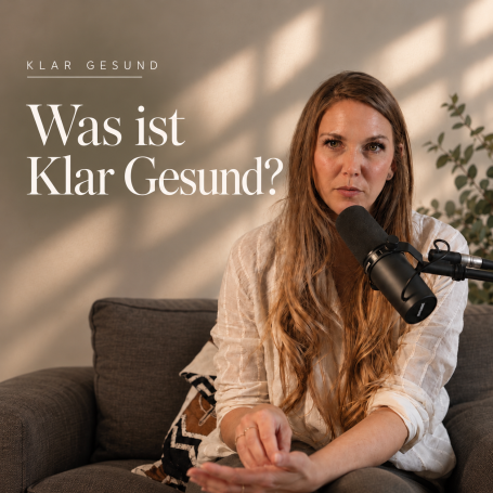Anna Gassner sitzt auf der Couch vor einem Mikrofon